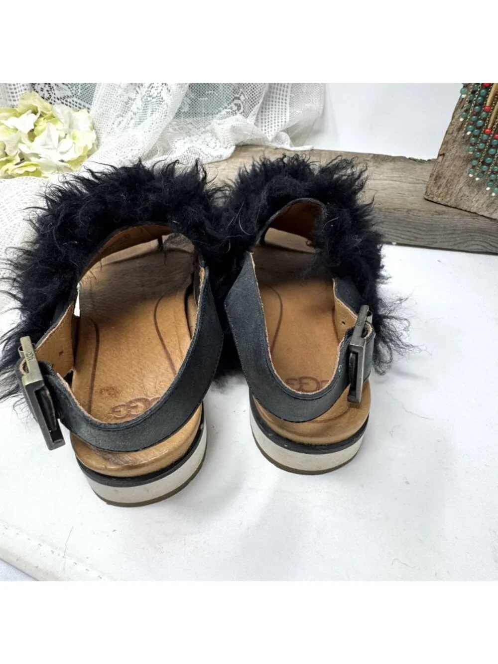 UGG Woman's Holly Shearing Sandals Tongs Size 6 Black